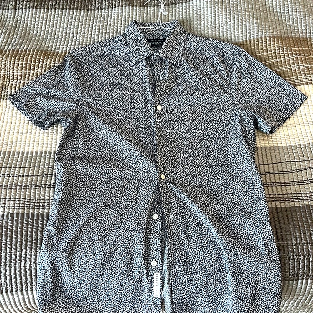Perry Ellis . Short sleeve button down shirt . Stretch . Size small